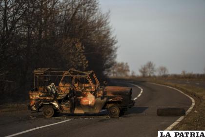 Los restos de un vehículo militar de las fuerzas ucranianas bloquean una calle 
/AP Foto /Petros Giannakouris
