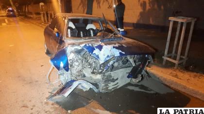 El vehículo protagonista quedó muy dañado por el choque doble con los arboles / LA PATRIA
