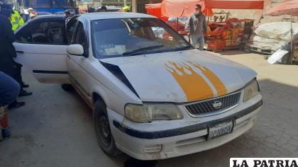 El taxi protagonista tiene dañada la parte frontal / LA PATRIA
