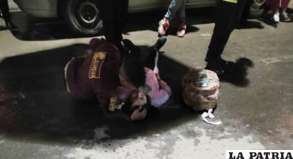 La pareja cayó desde el Paso a Desnivel hasta el asfalto 
/LA PATRIA
