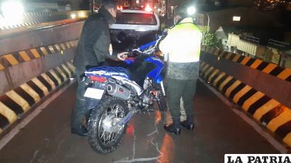 Personal de Tránsito se llevó la motocicleta y los heridos fueron llevados a un hospital /LA PATRIA
