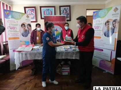 Entrega de material informativo a centros de salud 
/LA PATRIA