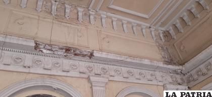 Así lucen las paredes dentro del edificio de Correos /LA PATRIA