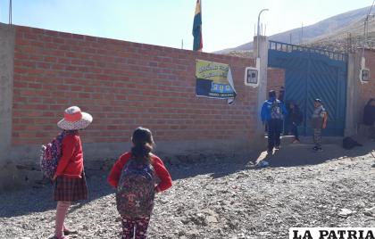 Vecinos prestan sus casas para que los alumnos pasen clases /LA PATRIA ARCHIVO

