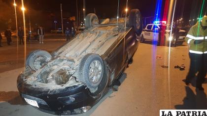 El carro terminó con las llantas para arriba /LA PATRIA