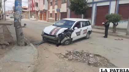 La vagoneta impactó contra el poste y generó daños /LA PATRIA