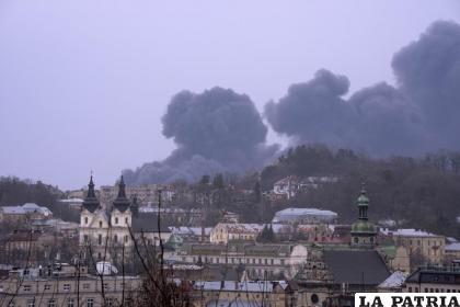 Una nube de humo se eleva en el aire en Lviv, en el oeste de Ucrania 
/AP Foto /Nariman El-Mofty
