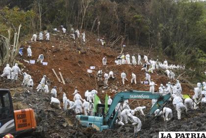 Fotografía proporcionada por la agencia de noticias Xinhua de trabajadores en una operación de búsqueda donde cayó el avión el lunes /Lu Boan /Xinhua vía AP