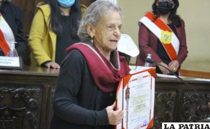 La activista Amparo Carvajal, al momento de recibir su reconocimiento /ANF