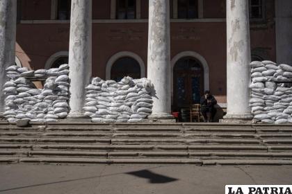 Bolsas de arena son colocadas a manera de protección en la entrada de un edificio en un centro comunitario /AP Foto /Petros Giannakouris