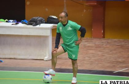 Nelson Pimentel dirige a la selección boliviana de futsal Sub-18 /LA PATRIA