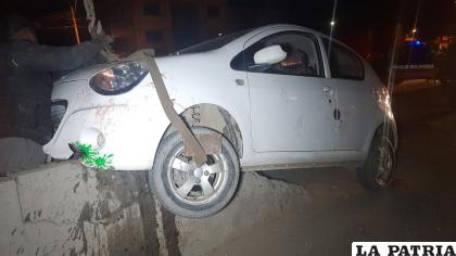 El auto es remolcado tras subirse al separador de vía /LA PATRIA