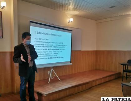 El especialista en cambio climático, Juan Carlos Torrico durante su explicación /LA PATRIA