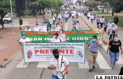 Trabajadores en salud marchando en Santa Cruz /RR.SS.