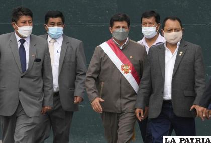 El presidente de Perú, Pedro Castillo, en el centro, rodeado por congresistas de su partido /AP Foto /Martín Mejía