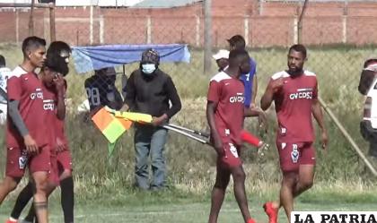 Algunos asistentes quitaron los banderines en inhabilitar el campo de juego /RRSS