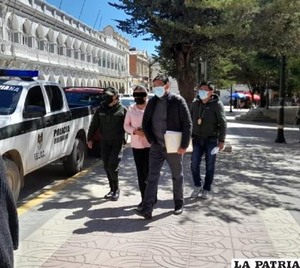 La implicada fue filmada mientras recibía un alto monto de dinero / LA PATRIA
