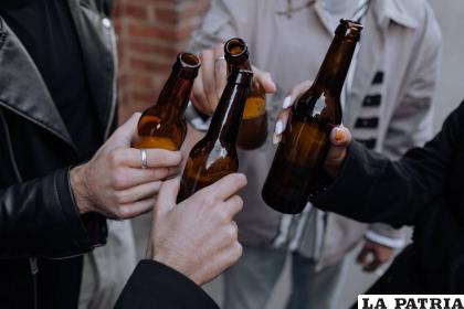 Cinco hombres fueron aprehendidos mientras consumían alcohol con una joven / Foto referencial