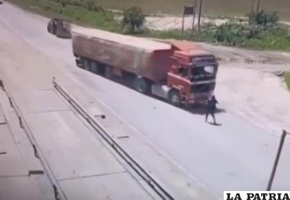 El chofer atropelló a la funcionaria para evitar pasar por la balanza / Captura de video