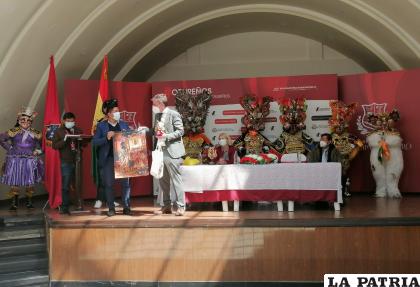 Entrega de presentes en visita protocolar /LA PATRIA