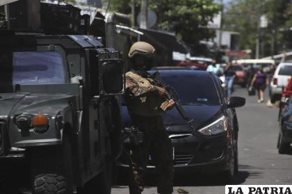 Soldados vigilan un puesto de control a la entrada de la comunidad de Las Palmas, un barrio que se supone está bajo el control de la pandilla Barrio 18 /AP Foto /Salvador Meléndez