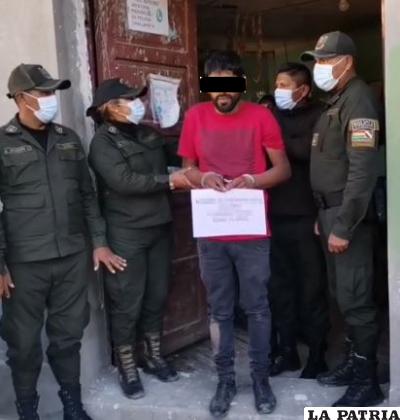 El implicado fue presentado ante la presión popular /Captura de video