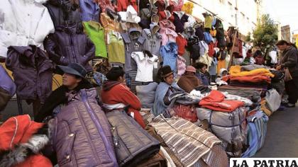 El comercio informal crece a falta de empleos en el país /Cedla