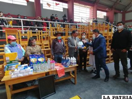Entrega de insumos a unidades educativas /LA PATRIA