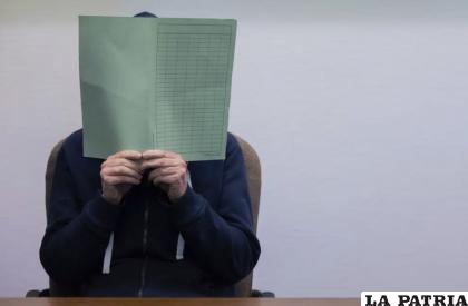 Acusado de abuso sexual de menores se cubre la cara en el tribunal en Colonia /AP