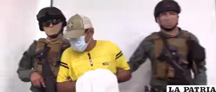 Presentan al policía que introdujo el arma de fuego a la cárcel /Captura de video
