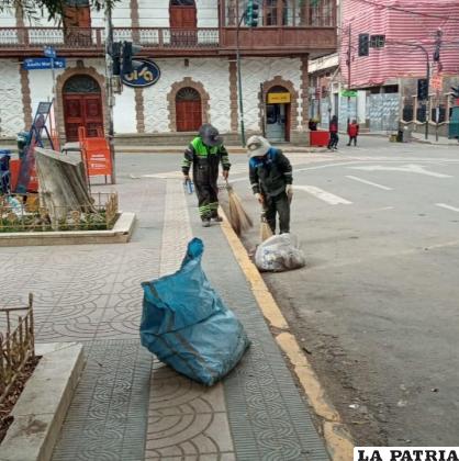 Trabajadores en plena faena luego del Corso Infantil 
/EMAO
