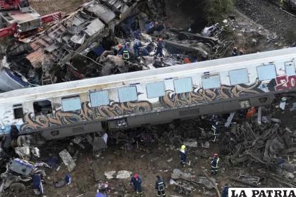 Bomberos y rescatistas trabajan tras una colisión de trenes en Tempe, Grecia /AP Foto/Vaggelis Kousioras