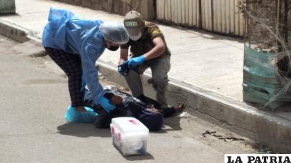 La médico forense realiza la valoración externa al cadáver /LA PATRIA