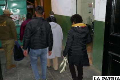 Las víctimas ingresando a la Felcc /LA PATRIA