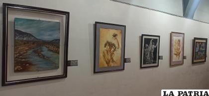 Las obras en las paredes de la galería de arte de la Presidente Montes esquina Adolfo Mier /LA PATRIA  