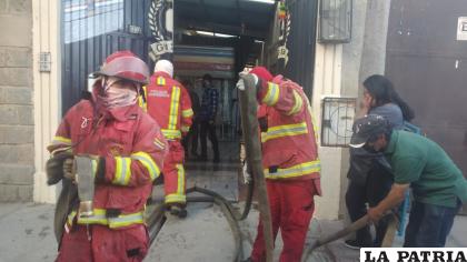 Presumen que el fuego se inició por un corto circuito /LA PATRIA
