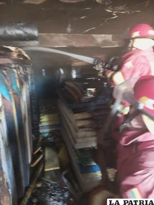 Bomberos sofocan el incendio en el depósito /Cortesía
