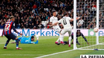 Momento en que se genera el autogol de Militao /as.com