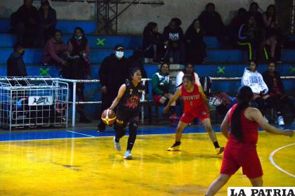 Uriona sacó provecho de la experiencia de sus jugadoras/ LA PATRIA
