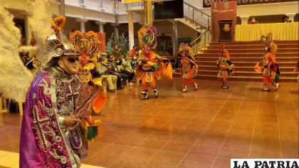 Diablos y ángeles bailan por la Virgen del Socavón según el Relato /LA PATRIA 
