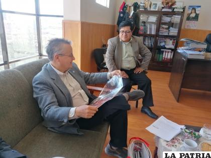 El representante de la embajada de Estados Unidos, Diego Ballivián, junto con el director de la DICyT, Jesús Càrdenas /UTO