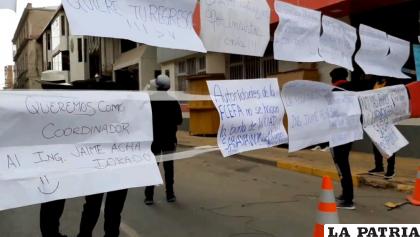 Estudiantes de Sabaya movilizados en Rectorado de la UTO a tempranas horas /LA PATRIA 

