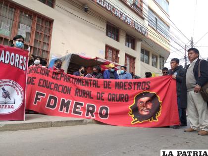 Magisterio bloqueando al ingreso de la Dirección de Departamental de Educación /LA PATRIA