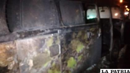 El minibús tiene deterioros en su estructura, ninguna persona salió lastimada /LA PATRIA