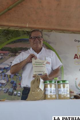 El presidente de Anapo, Fidel Flores, presentando las cuatro nuevas variedades de soya /LA PATRIA 
