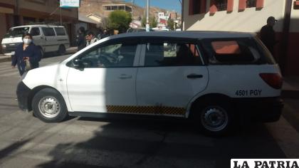 El motociclista colisionó contra la parte lateral izquierda del carro /LA PATRIA
