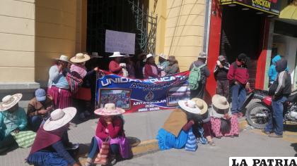 Padres pedían mobiliario en la plaza 10 de Febrero/ lA PATRIA 

