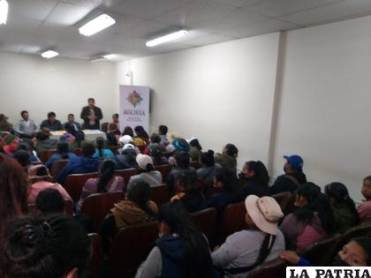 Reunión entre padres de familia del municipio de Poopó y autoridades de Educación / LA PATRIA