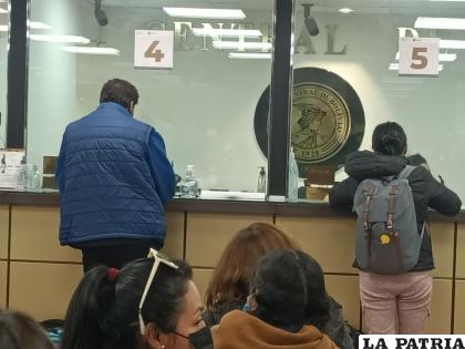 Venta de dólares en La Paz /LA PATRIA