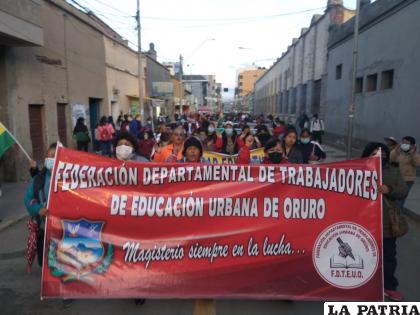 Multitudinaria marcha del magisterio paralizó el tráfico en Oruro /LA PATRIA
